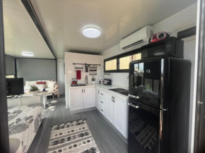 1A-33 Tingira Close - 2K'S BandB - Rainbow Beach. Cute Tiny House. Wifi, small pets allowed